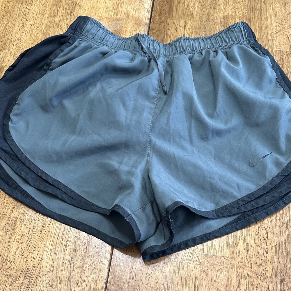 Nike Women's Athletic Shorts in Gray and Black Womens Small